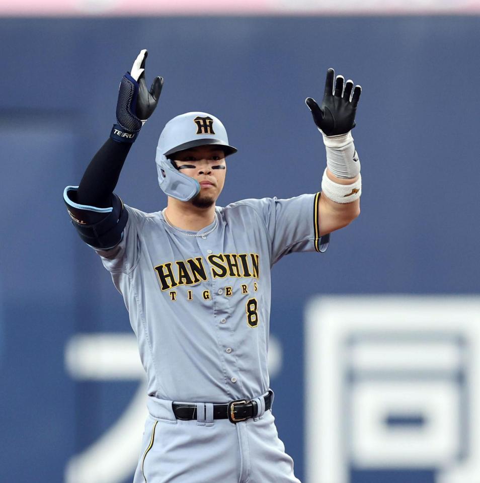 １回、佐藤は先制適時二塁打を放ちベンチにポーズを送る（撮影・山口登）