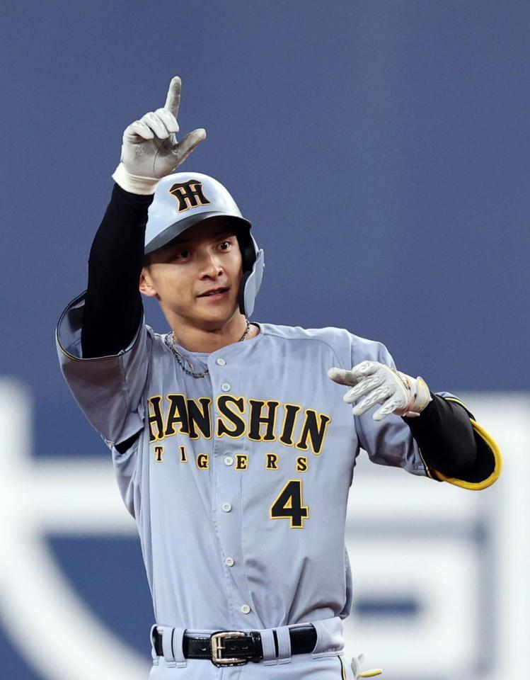 ６回、２点適時二塁打を放った熊谷はベンチにポーズを送る（撮影・山口登）