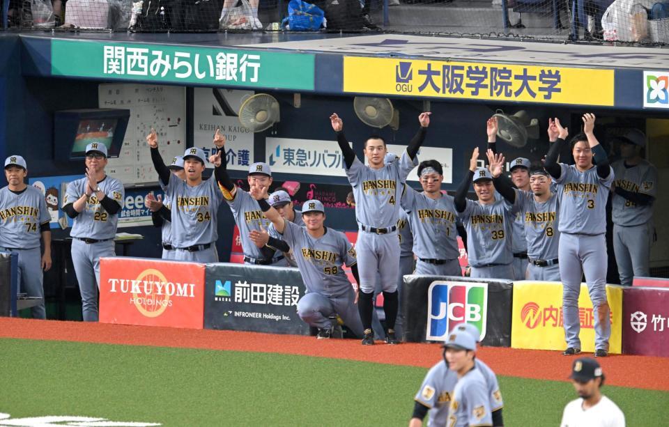 ９回、追加点に沸く阪神ベンチ（撮影・飯室逸平）