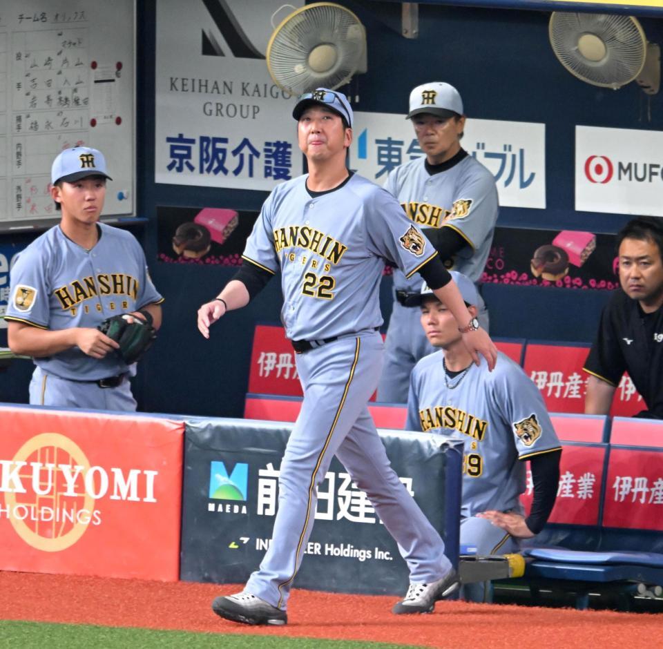 ７回、投手交代のためベンチを出る藤川監督（撮影・飯室逸平）