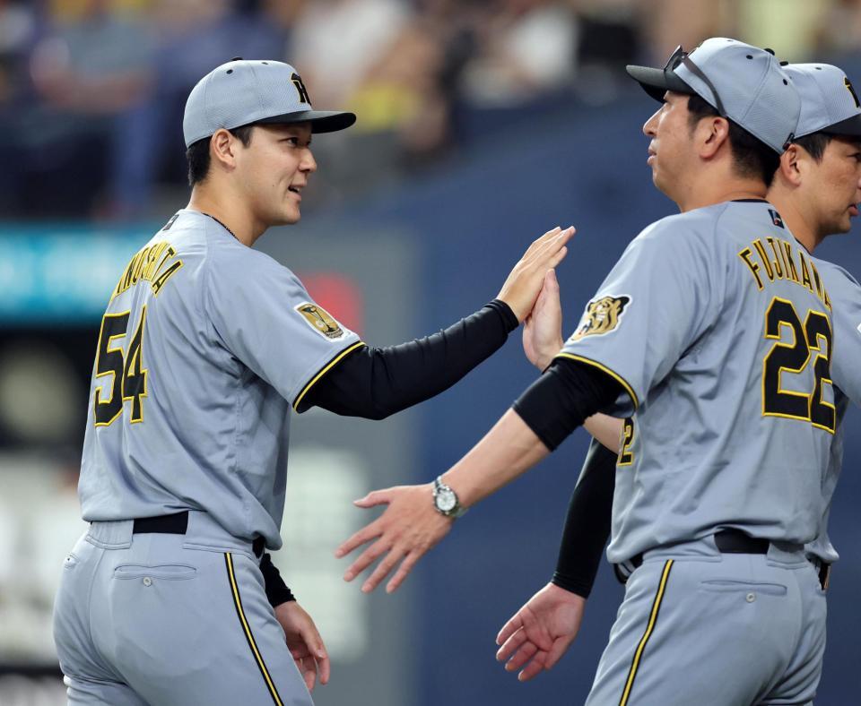 オリックスに勝利し、木下（左）は藤川監督とタッチする（撮影・山口登）