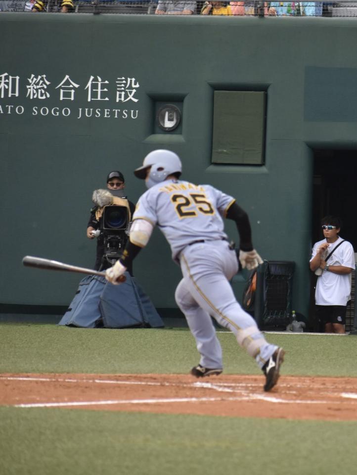 ６回内野安打で出塁する谷端