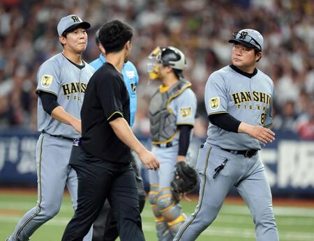 ７回途中、アクシデントでベンチに戻る畠（左）＝撮影・山口登