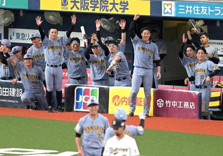 　９回、追加点に沸く佐藤輝、大山ら阪神ナイン（撮影・飯室逸平）