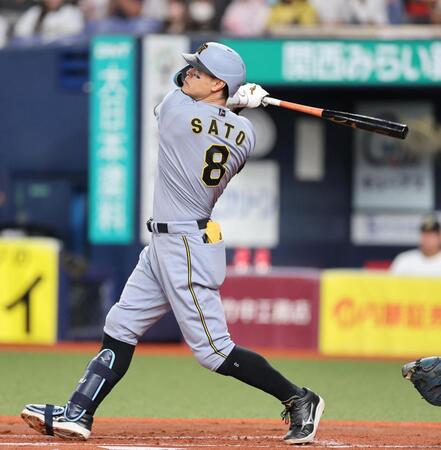 １回阪神２死二塁、左中間に先制適時二塁打を放つ阪神・佐藤輝明＝京セラドーム大阪（撮影・山口登）