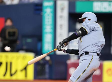 ６回、左中間に二塁打を放つ森下（撮影・山口登）