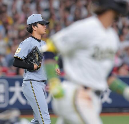 ６回、宗（手前）に適時打を許した高橋（撮影・西田忠信）