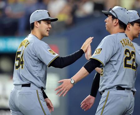 オリックスに勝利し、木下（左）は藤川監督とタッチする（撮影・山口登）