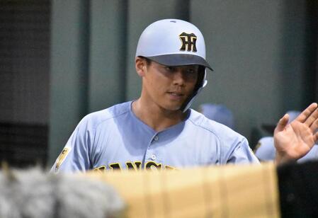 ８回に小野寺の適時打で本塁へ生還する谷端