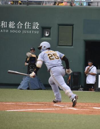 ６回内野安打で出塁する谷端