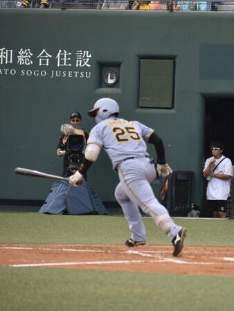 ６回内野安打で出塁する谷端