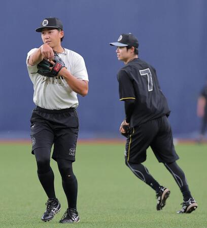 二塁でノックを受ける立石。右は中野（撮影・西田忠信）