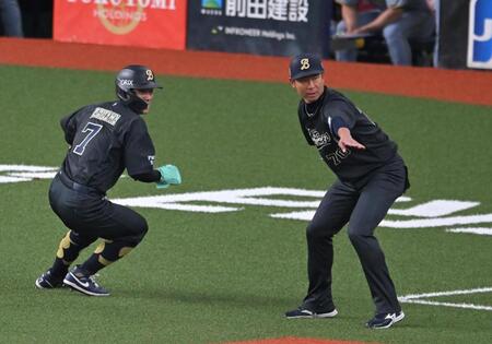 １回、ホームを狙う西川（７）を制止する松井コーチ（撮影・飯室逸平）