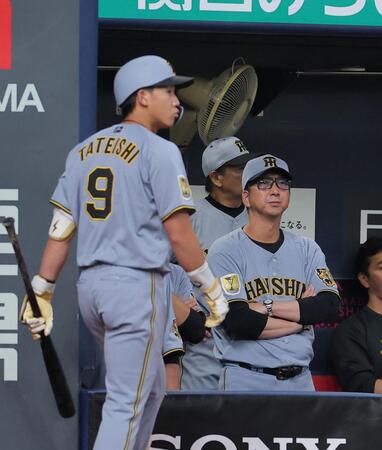１０回、代打の立石（左）が三振に倒れ厳しい表情の藤川監督（撮影・西田忠信）
