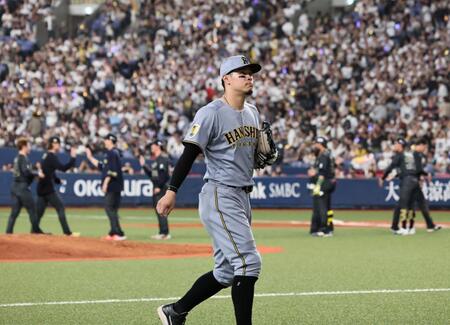 サヨナラ負けを喫し、引き揚げる佐藤輝（撮影・田中太一）