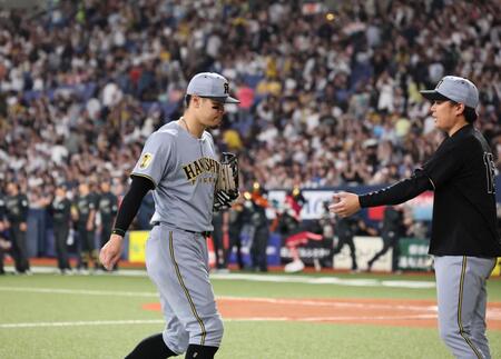 サヨナラ負けを喫し引き揚げる佐藤輝と迎える西勇（撮影・田中太一）