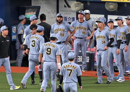 サヨナラで敗れ、ぼうぜんとするドリスら阪神ナイン（撮影・飯室逸平）
