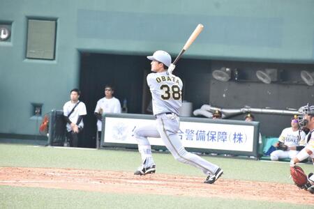 ５回、右犠飛を放つ小幡