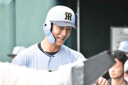 ４回、本塁生還する小幡