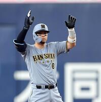 １回、佐藤は先制適時二塁打を放ちベンチにポーズを送る（撮影・山口登）