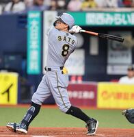 １回阪神２死二塁、左中間に先制適時二塁打を放つ阪神・佐藤輝明＝京セラドーム大阪（撮影・山口登）