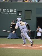 ６回内野安打で出塁する谷端