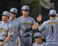 １３日のオリックス戦でナインを迎える立石（中央）＝撮影・飯室逸平