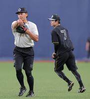二塁でノックを受ける立石。右は中野（撮影・西田忠信）