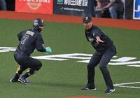 １回、ホームを狙う西川（７）を制止する松井コーチ（撮影・飯室逸平）