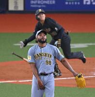１０回、山中にサヨナラ打を打たれるドリス（撮影・飯室逸平）