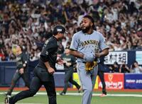 サヨナラ負けを喫し、引き揚げるドリス（撮影・田中太一）