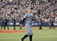 サヨナラ負けを喫し、引き揚げる佐藤輝（撮影・田中太一）