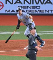 ３回、先制犠飛を放つ佐藤輝（撮影・飯室逸平）
