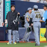 ５回を投げ終えた工藤（右）を迎える西勇（撮影・西田忠信）