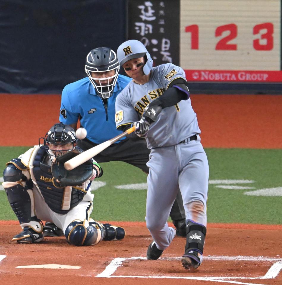６回、二塁打を放つ森下（撮影・飯室逸平）