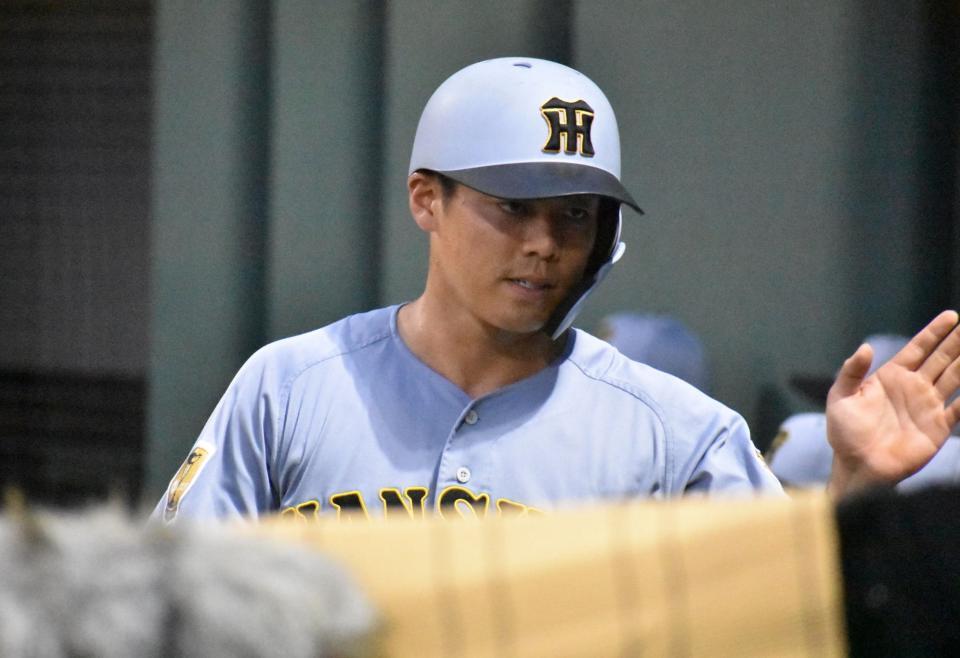 ８回に小野寺の適時打で本塁へ生還する谷端