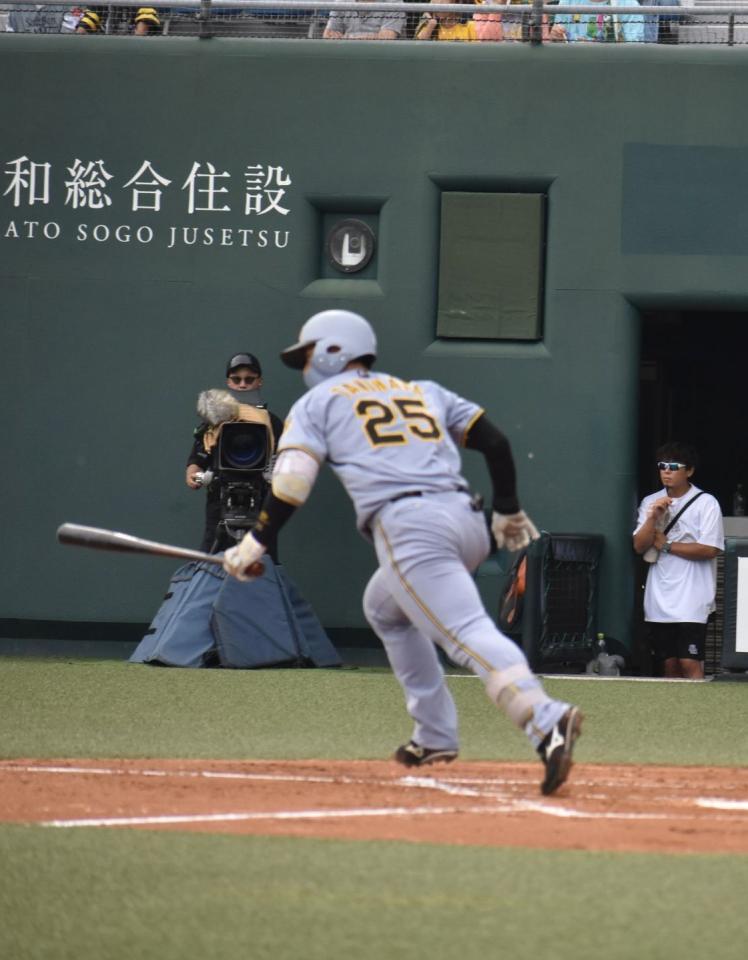 ６回内野安打で出塁する谷端