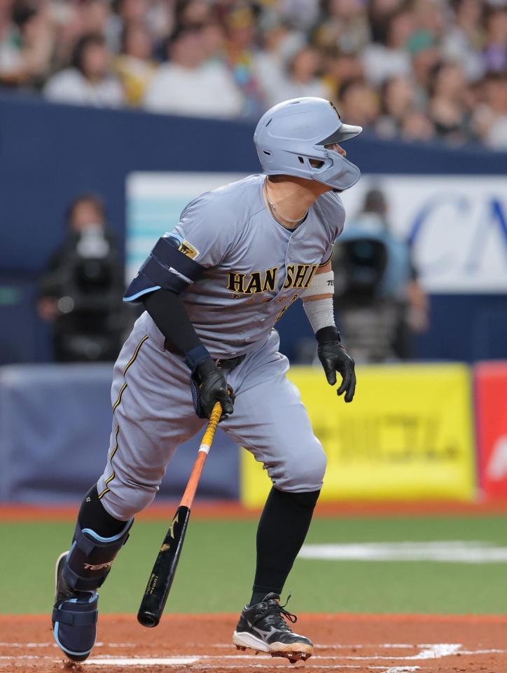 ３回、先制犠飛を放つ佐藤輝（撮影・西田忠信）