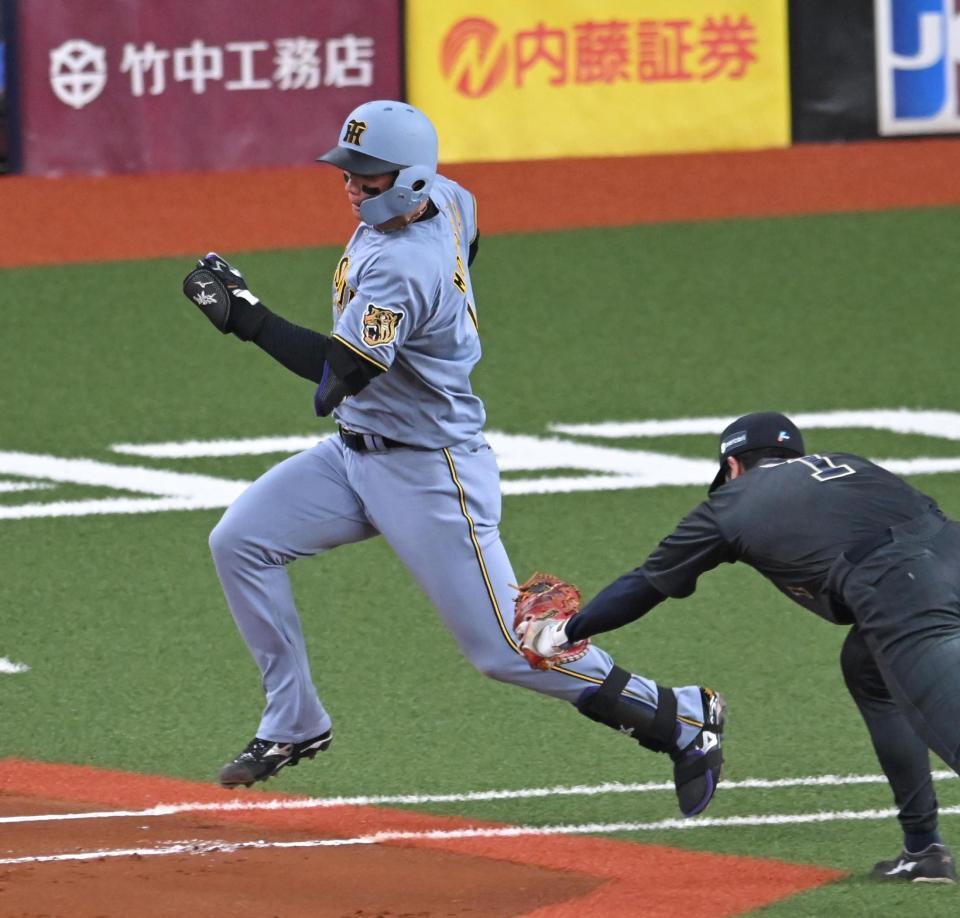 ３回、太田のタッチをかわし、内野安打で出塁する森下（撮影・飯室逸平）