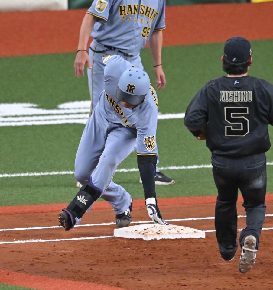 ３回、内野安打で出塁する森下（撮影・飯室逸平）