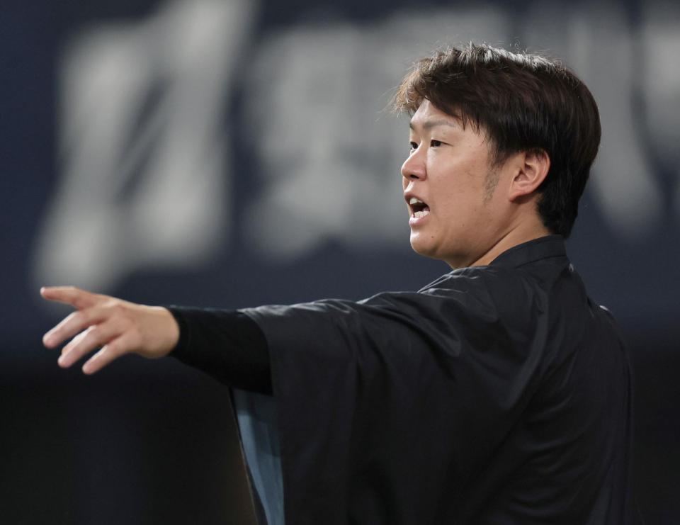 ５回、ベンチから野手陣を迎える西勇（撮影・田中太一）