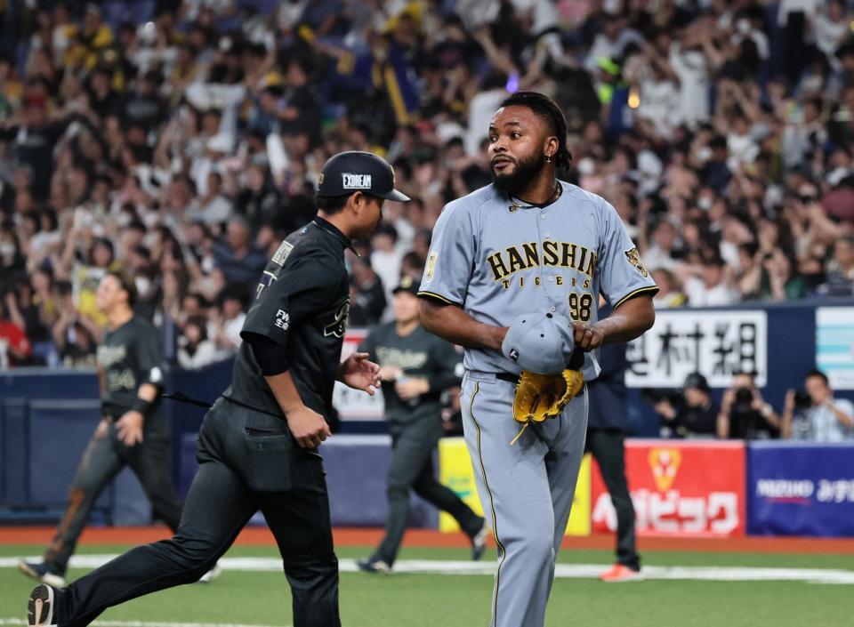 サヨナラ負けを喫し、引き揚げるドリス（撮影・田中太一）