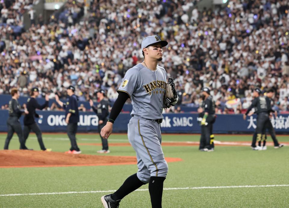 サヨナラ負けを喫し、引き揚げる佐藤輝（撮影・田中太一）