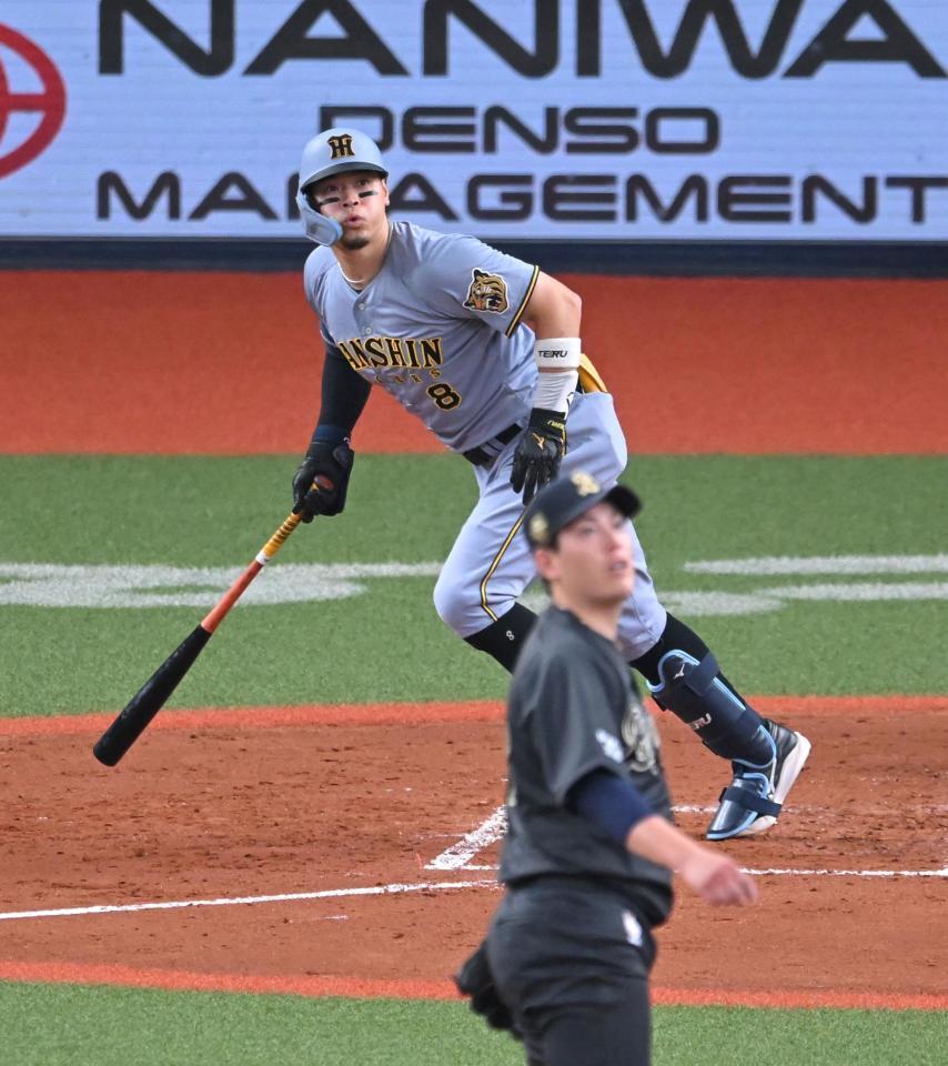 ３回、先制犠飛を放つ佐藤輝（撮影・飯室逸平）