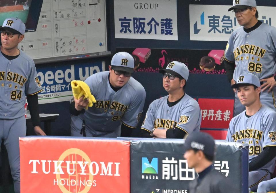 １０回、ベンチで安藤コーチと話す藤川監督（撮影・飯室逸平）