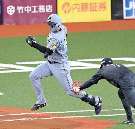 　３回、太田のタッチをかわし、内野安打で出塁する森下（撮影・飯室逸平）