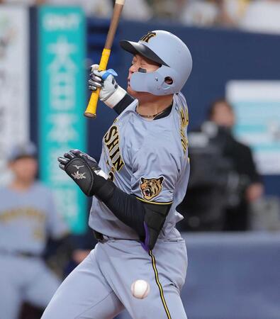 　１回、死球を受ける森下（撮影・西田忠信）