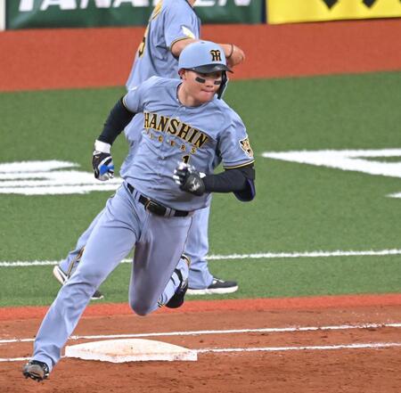 ５回、勝ち越し二塁打を放つ森下（撮影・飯室逸平）