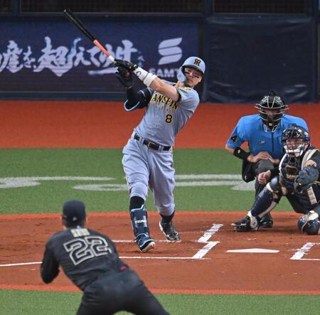１回、右前打を放つ佐藤輝（撮影・飯室逸平）