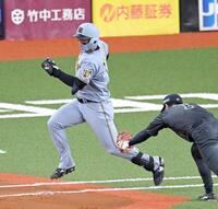 　３回、太田のタッチをかわし、内野安打で出塁する森下（撮影・飯室逸平）
